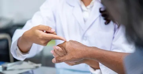 La mauvaise prise en charge du psoriasis, source de souffrances pourtant évitables